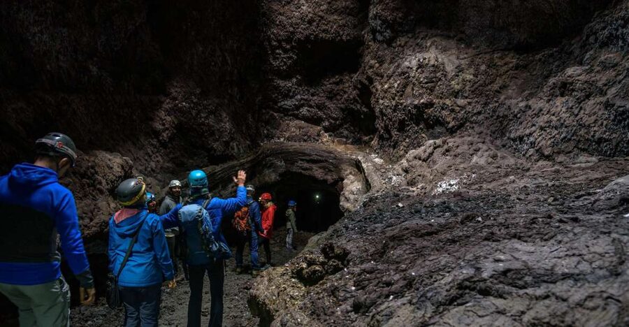 La Palma: Cueva de Las Palomas Volcanic Tube - Reading the lava field above ground
