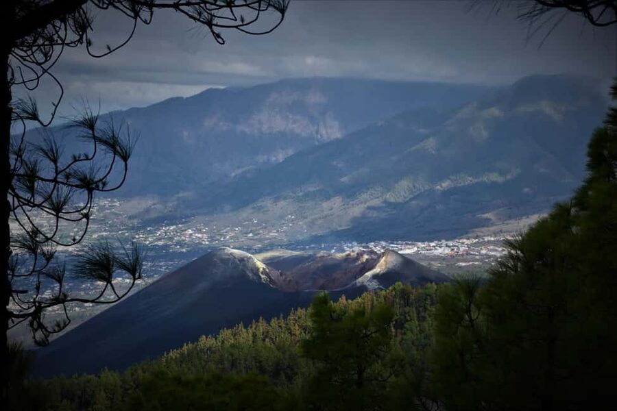 La Palma: Tajogaite Volcano Guided Hike - Reaching the main Tajogaite craters