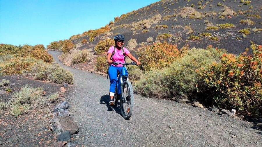 Lanzarote: Guided ebike tours of the Timanfaya volcanoes - The red volcano and its giant volcanic bombs