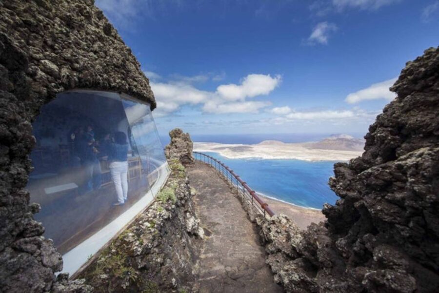 Lanzarote: Volcanic Landscapes Tour with Panoramic Views - A six-hour day with practical limits