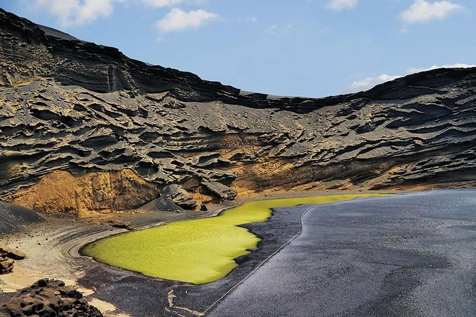 Lanzarote Volcano and Wine Region Tour from Fuerteventura - Guides, languages, and group size