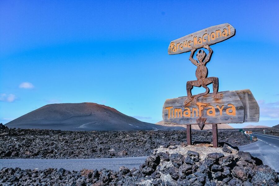Lanzarote: Volcanos of Timanfaya and Caves Tour with Lunch - North through the valley of a thousand palms