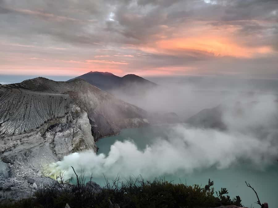 Malang: 2D1N Shared Tour of Mount Bromo & Ijen Crater - Ijen Crater and the turquoise lake