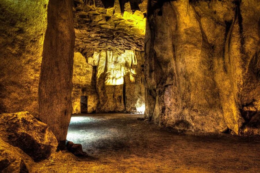 Mendig: Guided tour in the 30m deep volcanic beer cellar - Descending 153 steps into the basalt