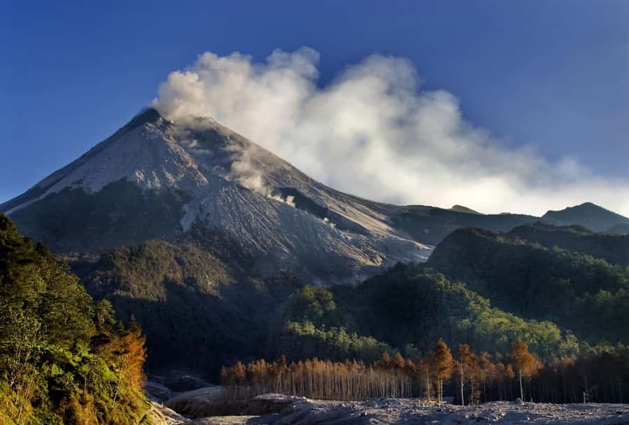 Merapi volcano sunrise with 4wd jeep and step on cold lava - The main drawback: weather and the very early start