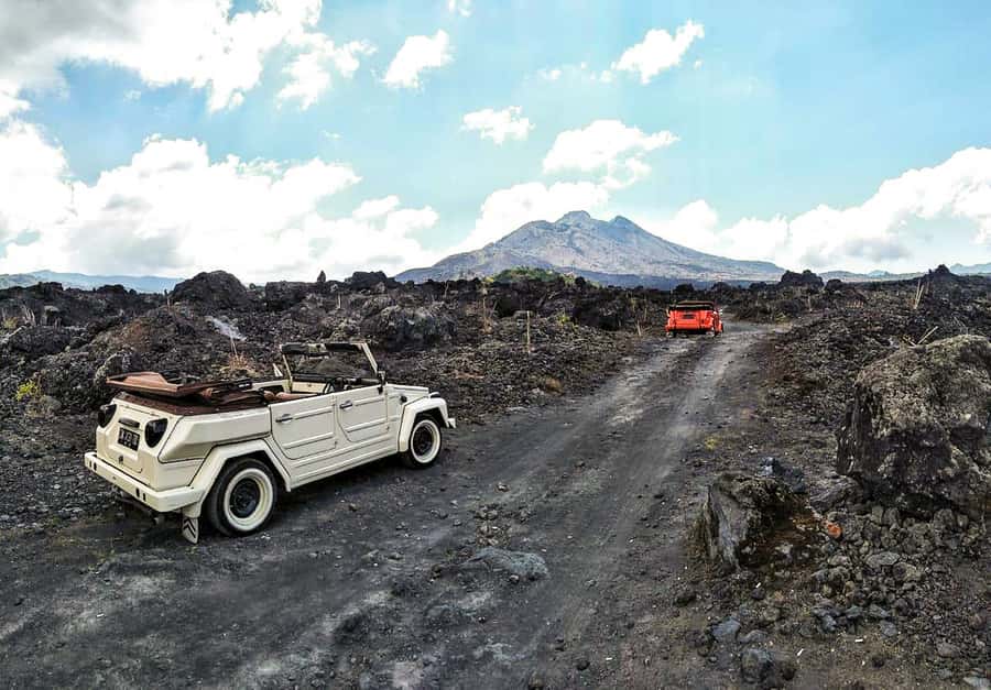 Mount Batur: Private Volkswagen Volcano Safari - Hot springs with mountain views