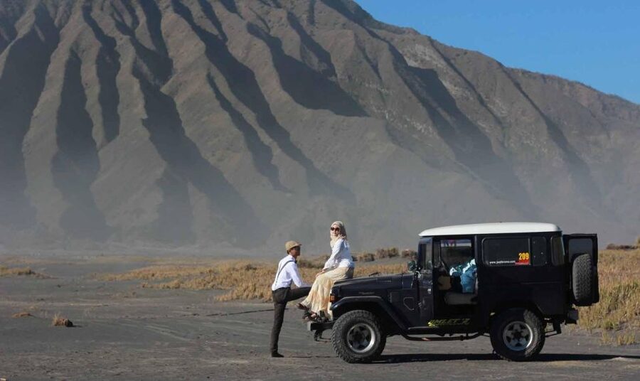 Mount Bromo and Ijen Crater Tour from Surabaya/ Malang - Seeing the blue flames at Ijen