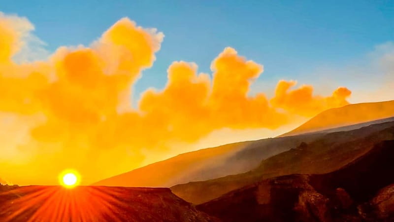 Mount Etna: Trek to 3000m with cable car and 4x4 - The descent by volcanic sand