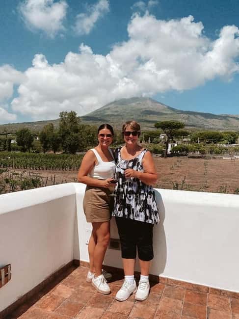Mount Vesuvius: Vineyards Tour with Wine Tasting and Lunch - Arriving at Cantina del Vesuvio