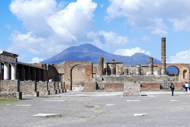 Naples, Pompeii and Vesuvius full day tour from Naples - Pizza lunch keeps the schedule moving