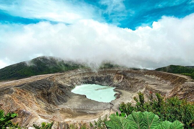 Poás Volcano and Coffee Tour with Tasting and La Paz Falls - Leaving San José Before the City Wakes