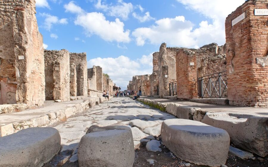 Pompeii: Archeological Tour & Wine Tasting at Mt. Vesuvius - Homes, mosaics, and daily Roman life