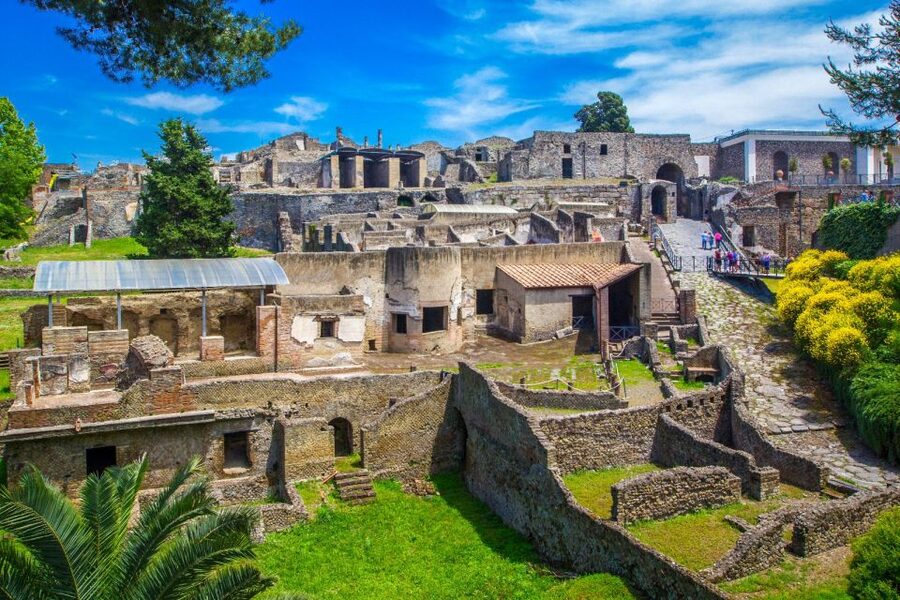 Pompeii: Day Tour of Pompeii and Vesuvius with Bus Transfer - The Bus Ride Toward Vesuvius