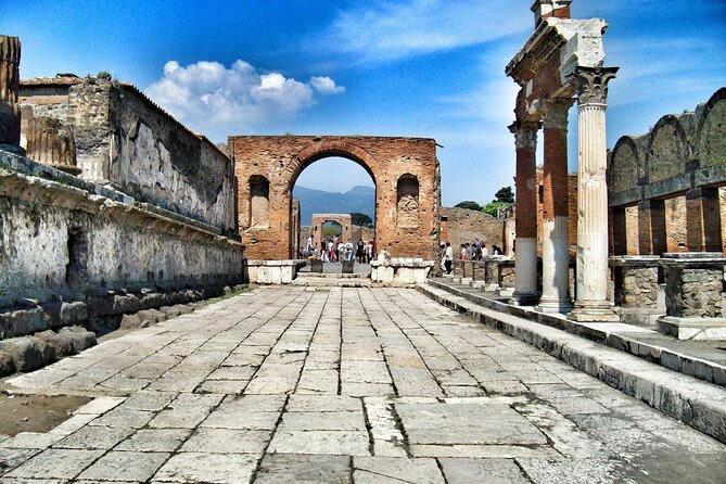 Pompeii & Mount Vesuvius Tour with Guided Visit, Tickets & Lunch - Transport, timing, and the shape of the day