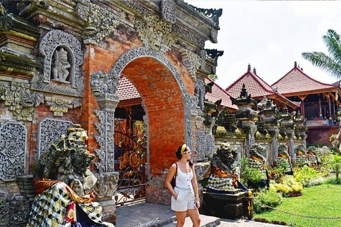 Private Tour: Waterfall, Kintamani Volcano, Ubud Tour with Lunch - Ubud Market and Palace: two different sides of town