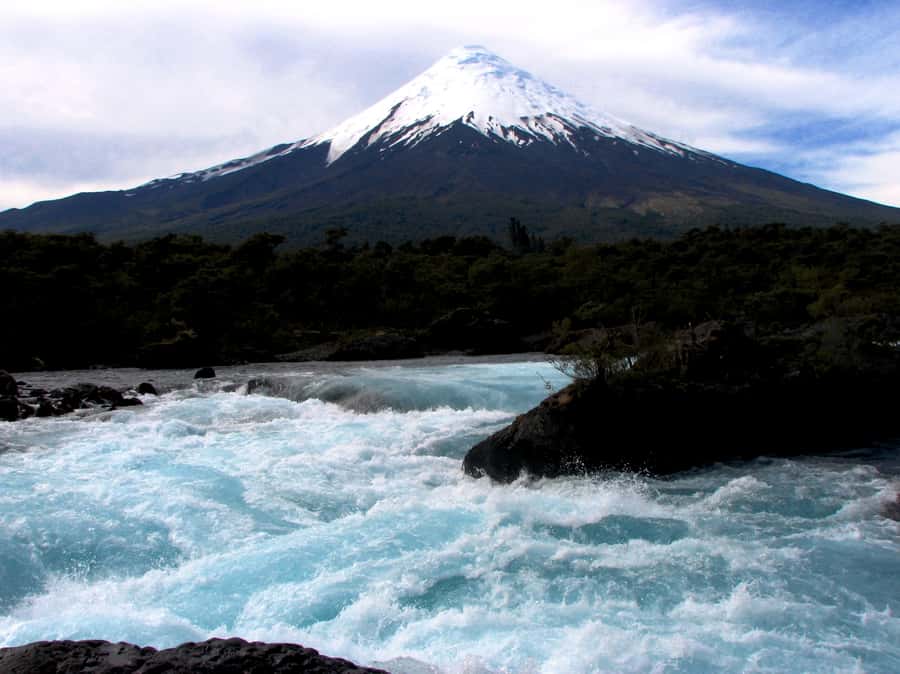 Puerto Varas: Osorno Volcano, Petrohue Falls Full-day Trip - The optional lifts above the main viewpoint
