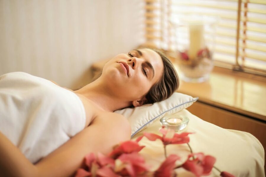 Relaxing massage with volcanic stones - A helpful pause with tea and local languages