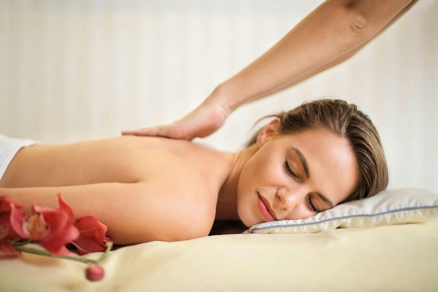 Relaxing massage with volcanic stones - What happens during the one-hour treatment
