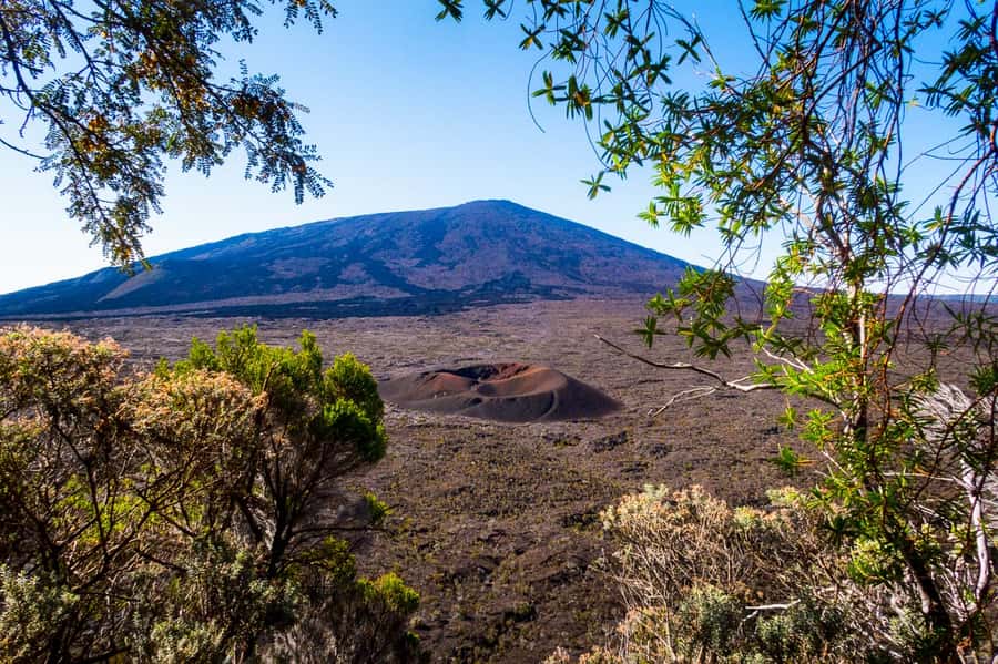 Réunion: Piton de la Fournaise Guided Volcano Hike - Starting at Pas de Bellecombe with the whole volcano ahead