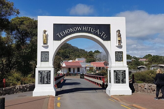 Rotorua Geothermal Living Maori Village Tour Whakarewarewa 6.5hours Tour - Hangi lunch and the 30-minute Māori concert