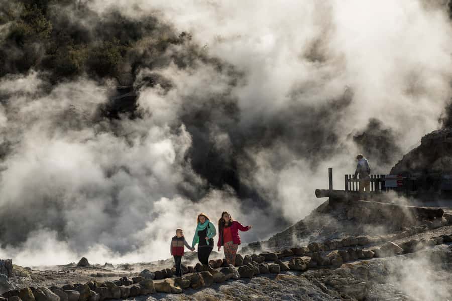 Rotorua: Hell's Gate Geothermal Walk - Bubbling mud, fumaroles, and hot water lakes