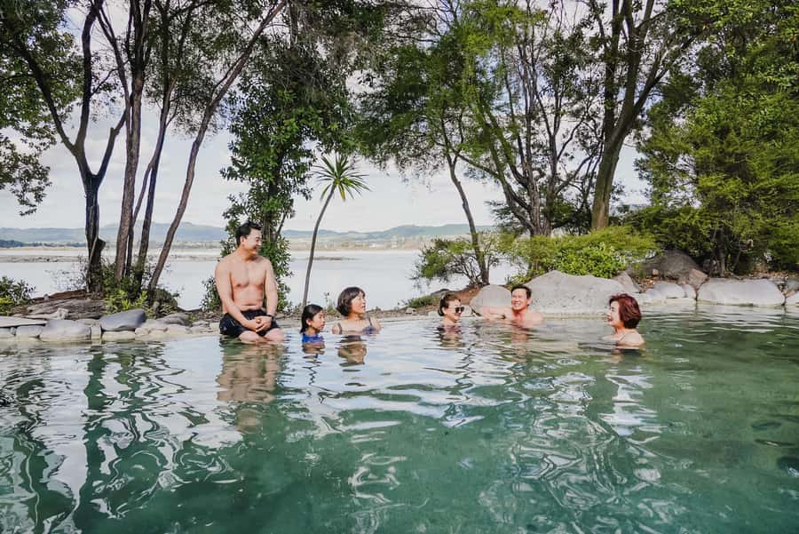 Rotorua Lake: Deluxe Lake Spa Geothermal Hot Spring Bathing - What the Deluxe Lake Spa feels like