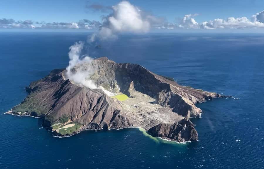 Rotorua: White Island, Mount Tarawera & Waimangu Volcanic … - Lake Tarawera and the shape of Mount Tarawera