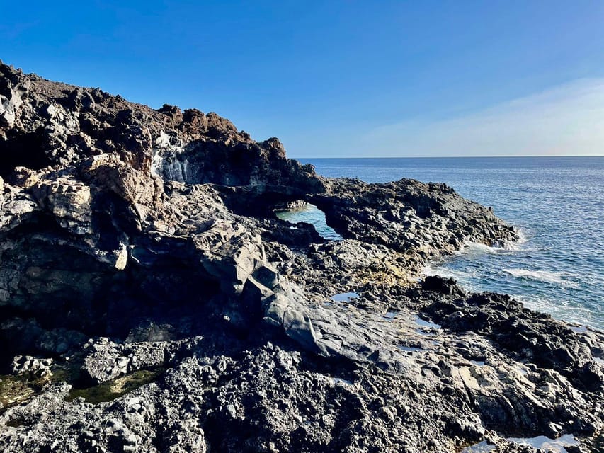 Route guided on the volcanic coast of Lanzarote. - The coastal solarium and the road north