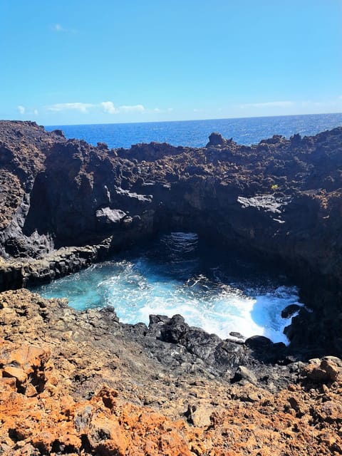 Route guided on the volcanic coast of Lanzarote. - Lava formations shaped by the Atlantic