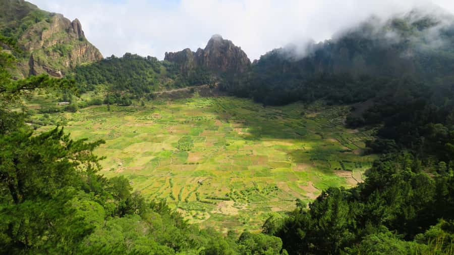 Santo Antão: Hiking Cova Volcano Crater to Ribeira Paúl - From open slopes to Paul’s growing valley