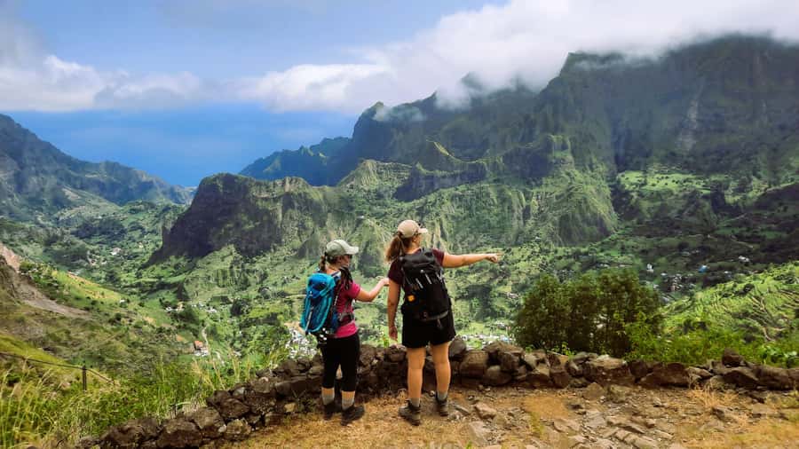 Santo Antão: Hiking Cova Volcano Crater to Ribeira Paúl - The crater views and first zigzags