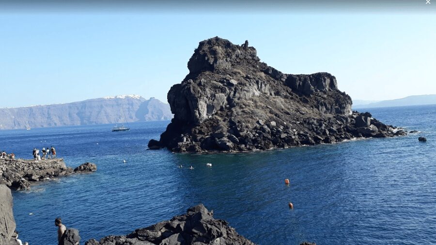 Santorini: Private Motorboat Cruise and Volcano Hike - Leaving Ammoudi Harbor for the caldera