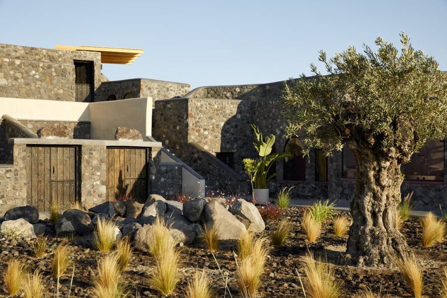 Santorini: Volcanic Hot-Tub Experience with Caldera Views - Reaching the highest point at White Pearl Cavalieri