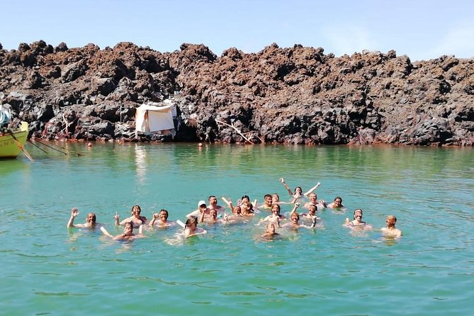 Santorini Volcanic Islands Cruise: Volcano, Hot Springs and Thirassia - Boat comfort, crowds, and what to bring