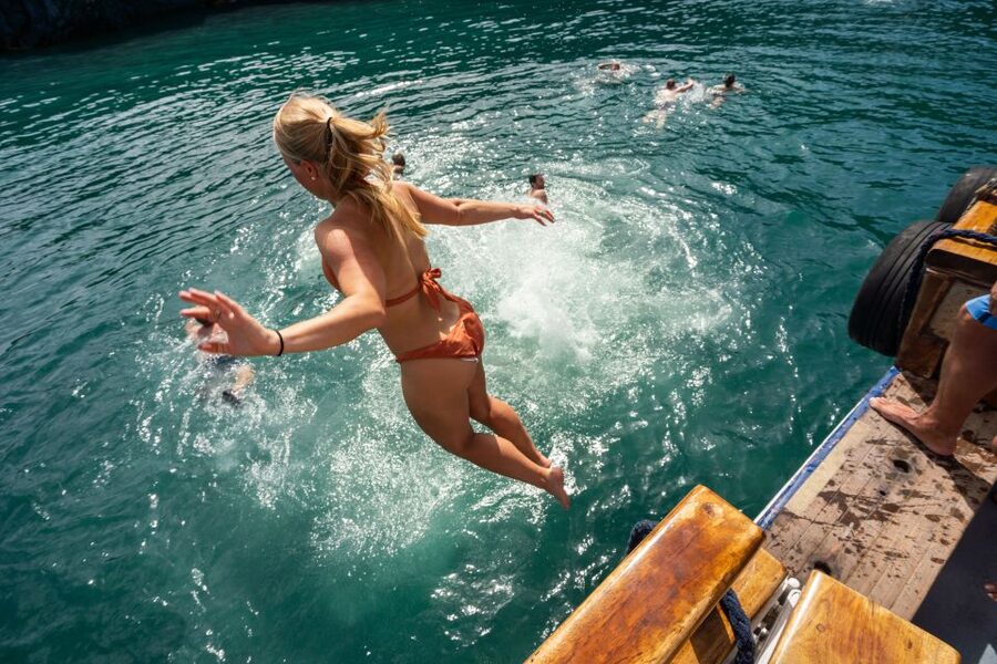 Santorini: Volcanic Islands Cruise with Hot Springs Visit - What this Santorini cruise actually includes