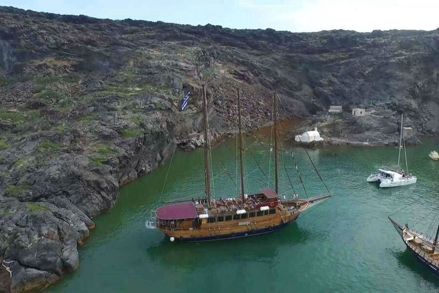 Santorini: Volcanic Sunset Cruise with Dinner - The volcano stop and Santorini’s volcanic story