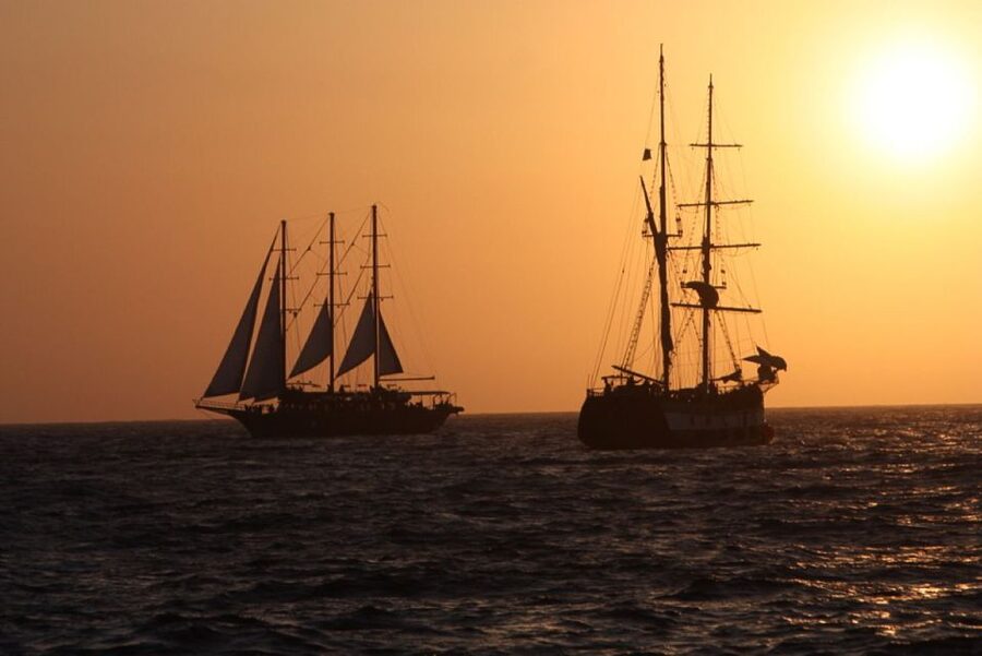 Santorini: Volcanic Sunset Cruise with Dinner - What the $100 price really covers