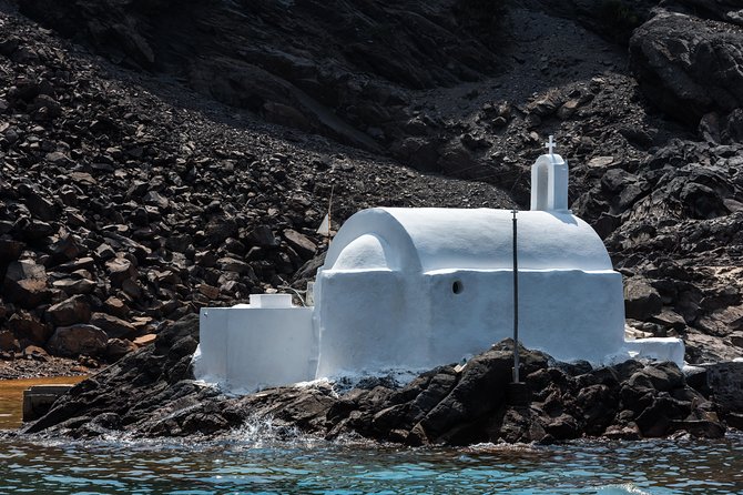 Santorini Volcano and Hot Springs Cruise Tour from Fira Old Port - A short cruise into Santorini’s volcanic core