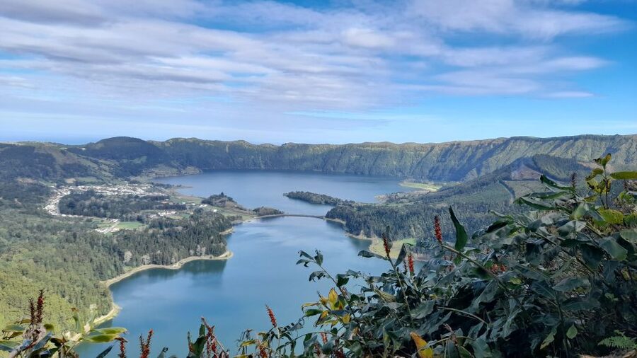 Seven Citys Tour: Sete Cidades Crater Lake Shore Excursion - Lago do Canário brings a quieter crater