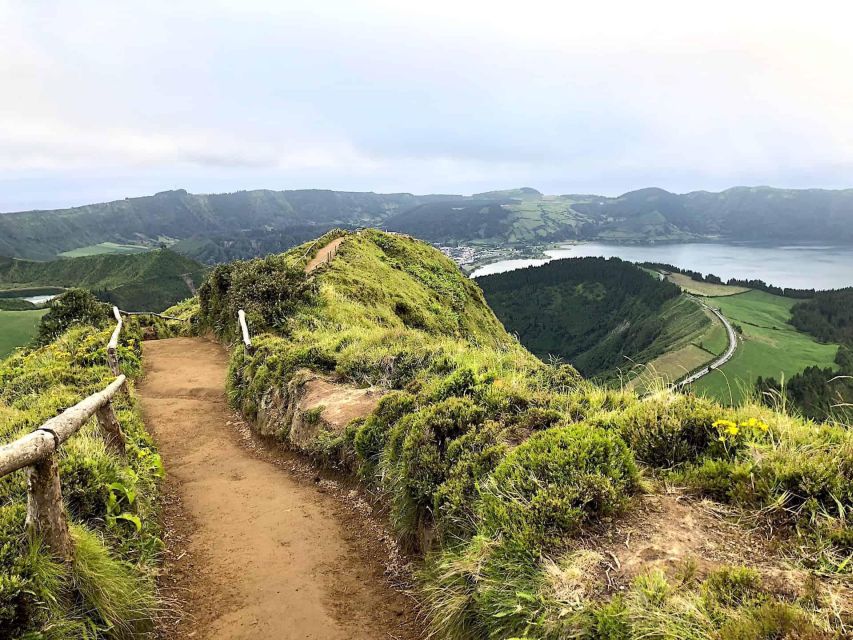 Seven Citys Tour: Sete Cidades Crater Lake Shore Excursion - Pineapples St. Anthony starts the morning
