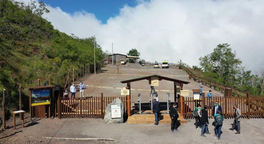 Sorrento: Vesuvius Day Trip with Entry and Lunch - The climb to Mount Vesuvius