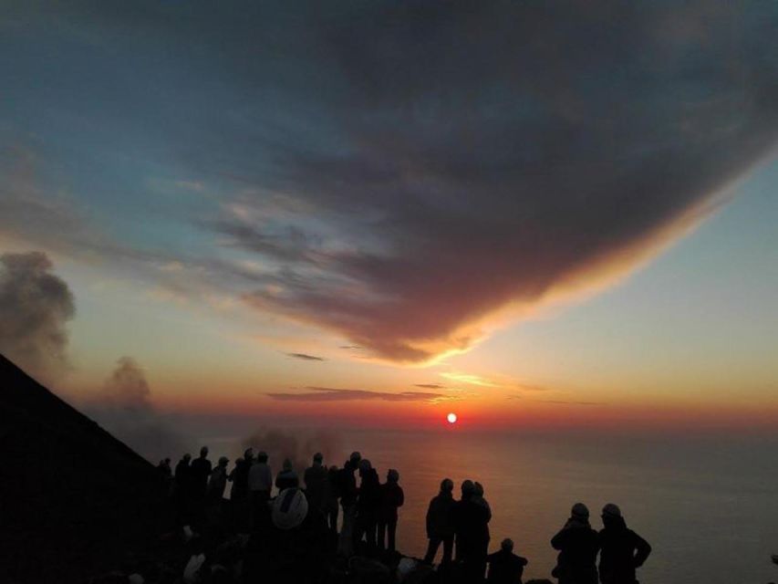 Sunset Trekking on vulcano Stromboli - The old cemetery and the climb through the vegetation