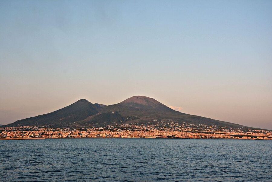 TICKET VESUVIUS SKIP THE LINE WITH SUPPORT ASSISTANCE - The uphill walk to the crater