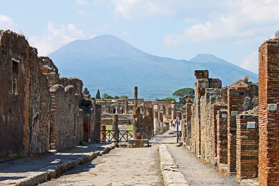 TICKET VESUVIUS SKIP THE LINE WITH SUPPORT ASSISTANCE - How much guide help should you expect?