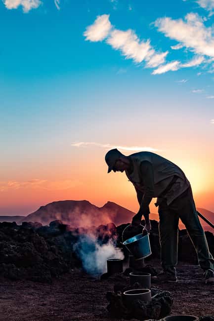 Timanfaya National Park: Evening Tour with Volcano Dinner - Why an evening visit changes Timanfaya