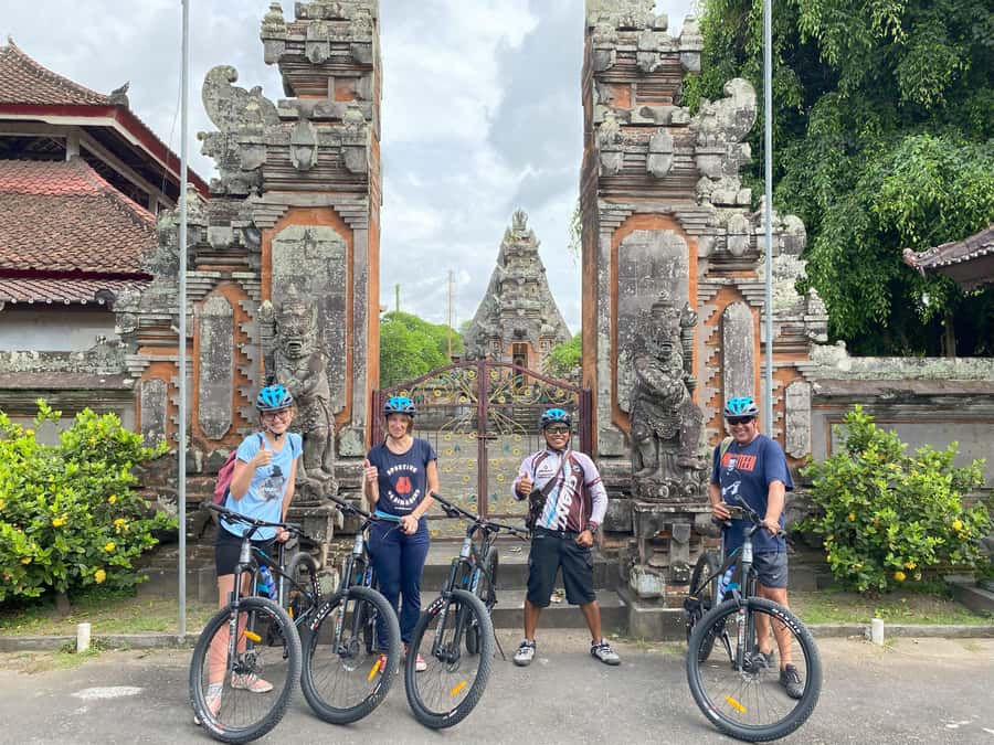 Ubud: Downhill Bike Tour with Rice Fields, Volcano and Meal - The school stop and a look at everyday family life