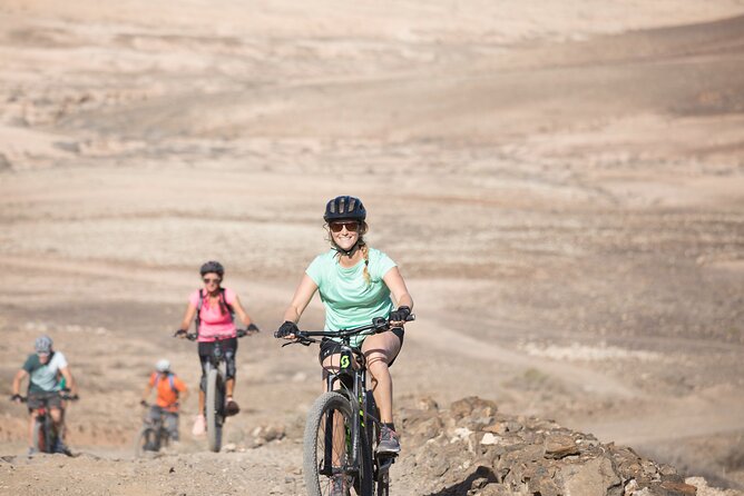 Volcanic Discovery PREMIUM eBike Tour: 35 km - Starting in Corralejo with the right bike