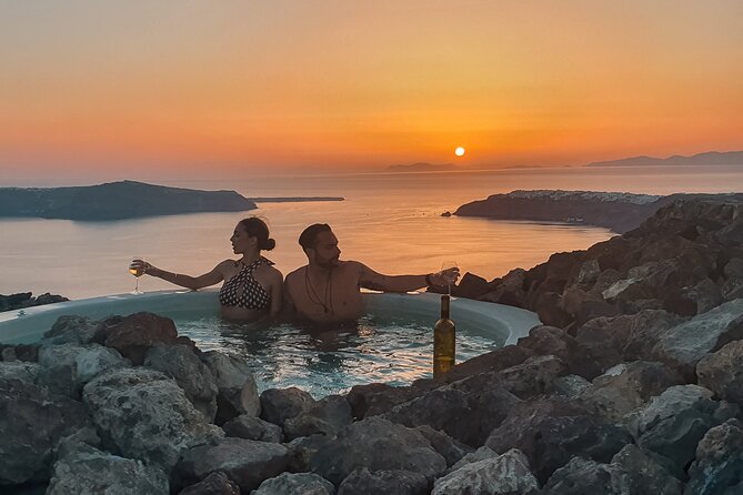 Volcanic Hot-Tub with Caldera View for Ultra-Romantic Couples - Caldera views, photos, and the best time to use the setting