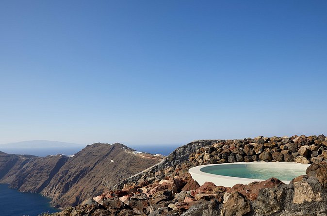 Volcanic Hot-Tub with Caldera View for Ultra-Romantic Couples - Who should book this Santorini experience?