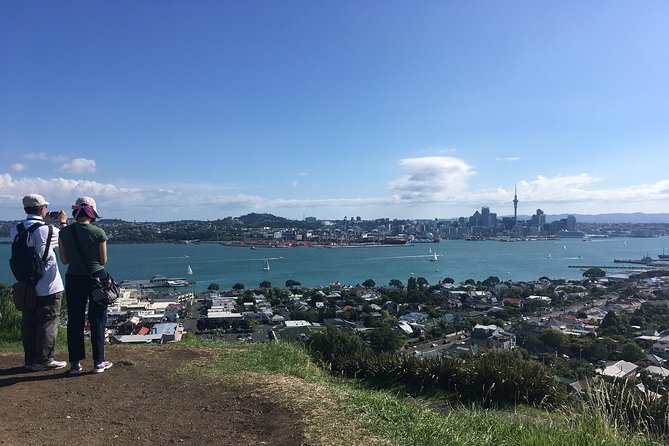 Volcanoes, Coasts, and Secret Spots Afternoon Tour in Auckland - Lake Pupuke, a crater lake with local stories